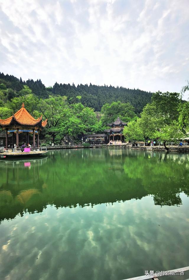 拥抱春天的绿水青山