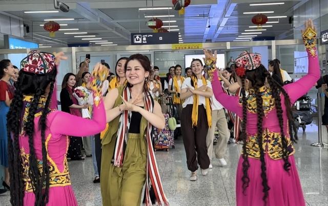 乌兹别克斯坦国家大剧院歌舞团抵达和田 开启文化交流之旅