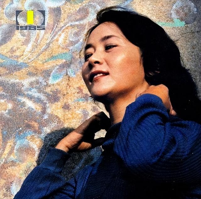 她是央视春晚主持人，吞300片安眠药自杀未遂，抢救7天救回小命