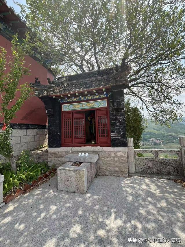 博山源泉镇的二郎山古庙群，我只钻进去个大脑袋
