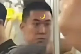 大爷大妈因座争吵，男子循声而来，不由分说掌掴大爷，惊呆众人！图片