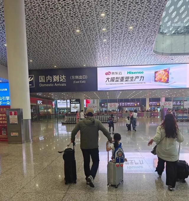 郭晶晶霍启刚一家回香港！12岁霍中曦自己拿行李，俩女儿很受宠爱