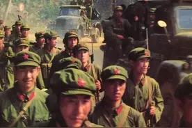 86年老山前线，军长买光当地茅台向战士敬酒，文工团女兵为其点烟图片