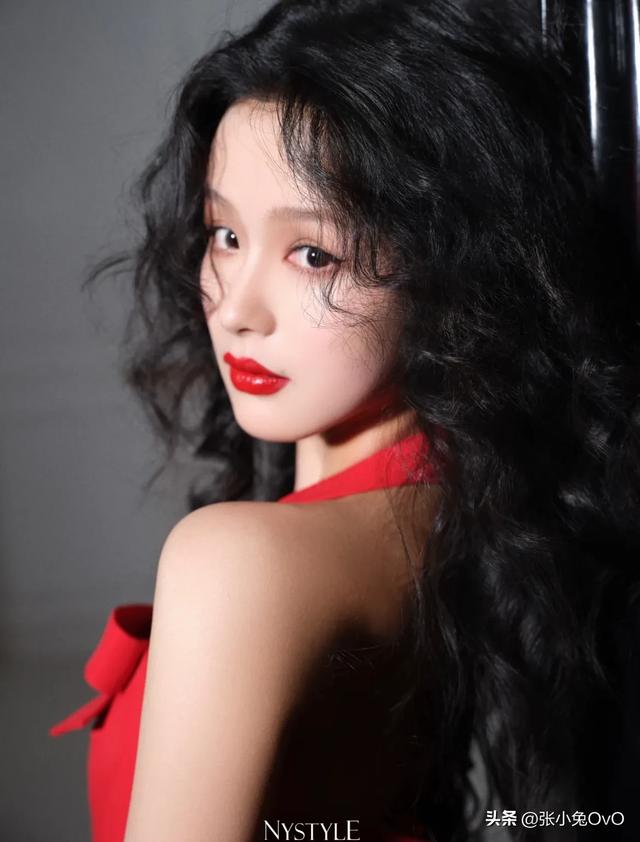 短剧演员签约经纪公司,有人顺风顺水 有人遭雪藏,顶流都选择单干