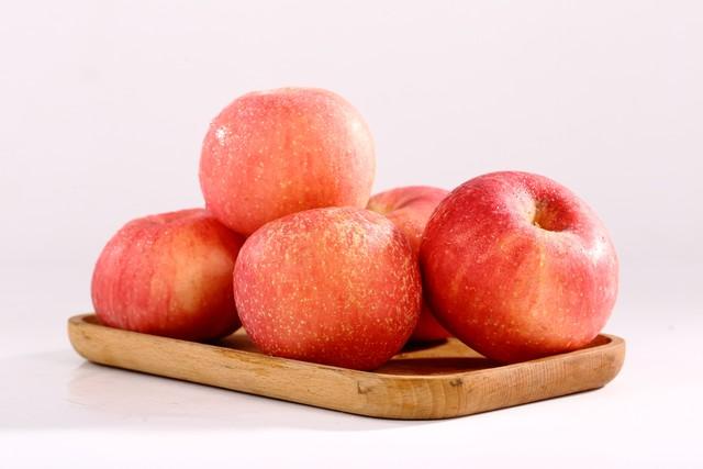 2025年库存红富士苹果价格走势，优质果与普通果表现差异显著。