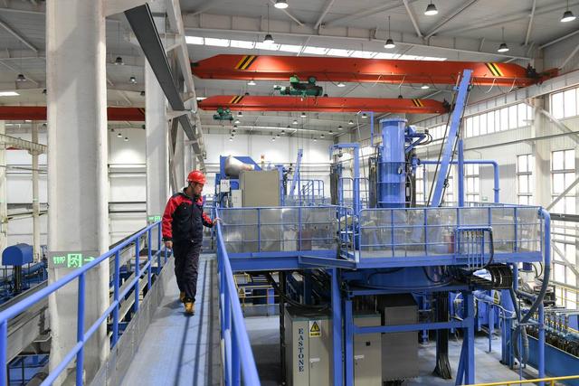 拒不认错的高市早苗，突然收到两个坏消息：中方这次动真格了