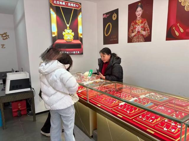 故乡里的中国|西南小城里的传统金店与风口上的打金师傅 第2张 故乡里的中国|西南小城里的传统金店与风口上的打金师傅 第2张