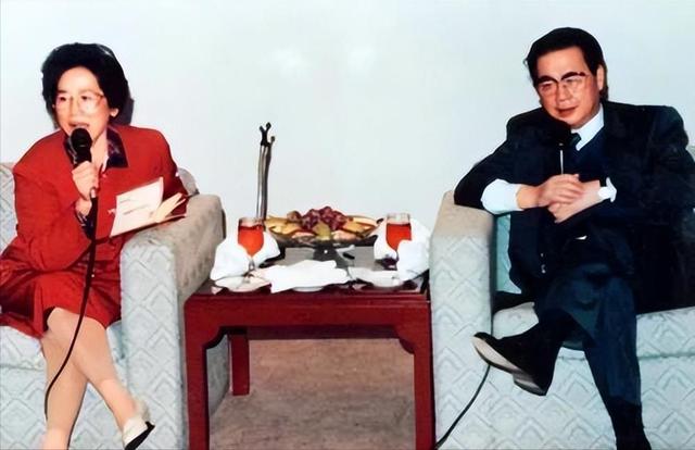 李鹏总理与女儿在一起的罕见留影，笑容灿烂喜笑颜开，温暖又温馨