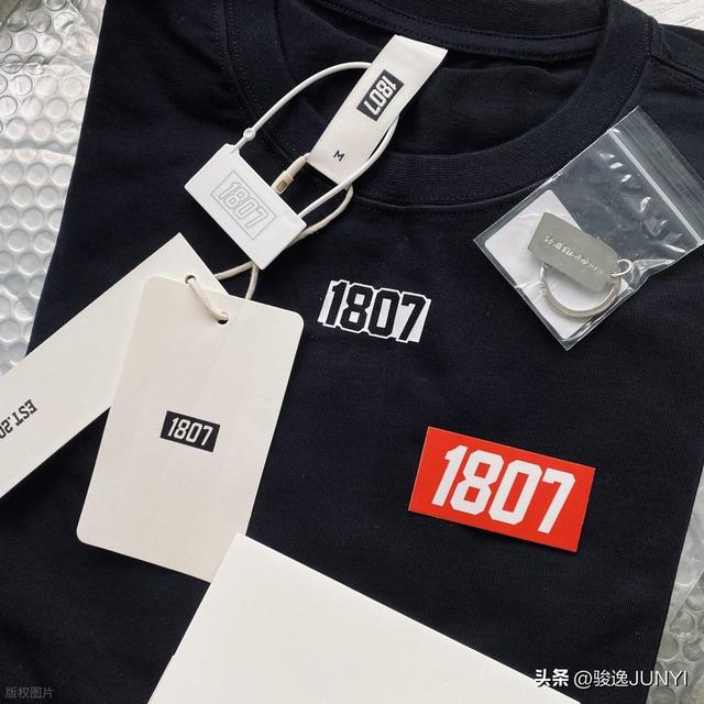 巨型吊牌背后，是一场商家与“退货刺客”的经济肉搏