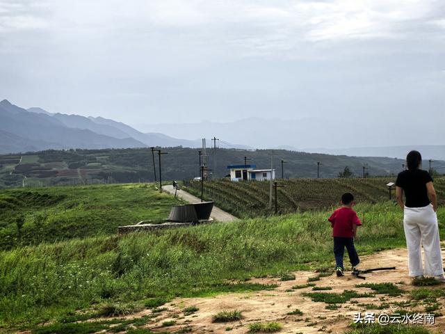 在西安最美免费露营地感叹：坡地变梯田，梯田变草原。真是神奇