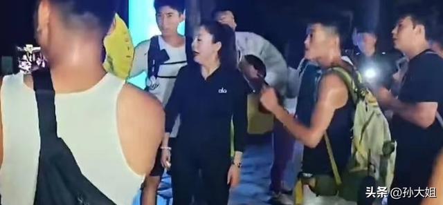 请24位陪爬人员一起登上泰山顶，两女子花3万元享受登山的快乐