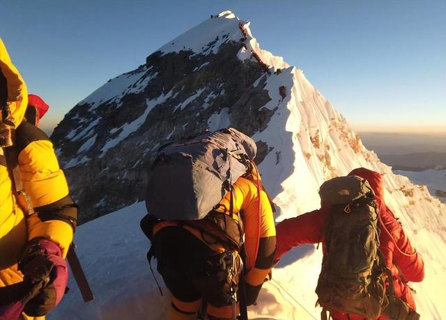 登一次珠穆朗玛峰，到底要花多少钱？10万人民币只能买个门票！