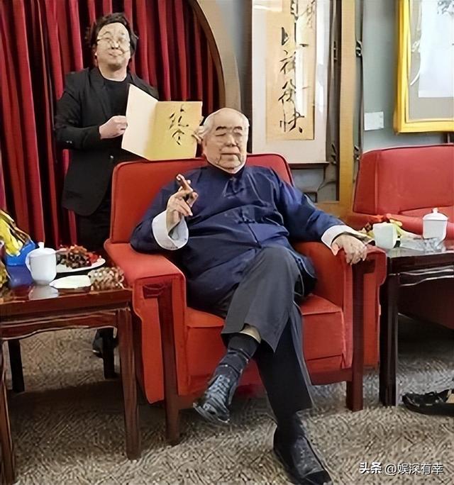 一个贪财，一个好色，87岁范增娶37岁徐萌，已然成了一个“笑话”