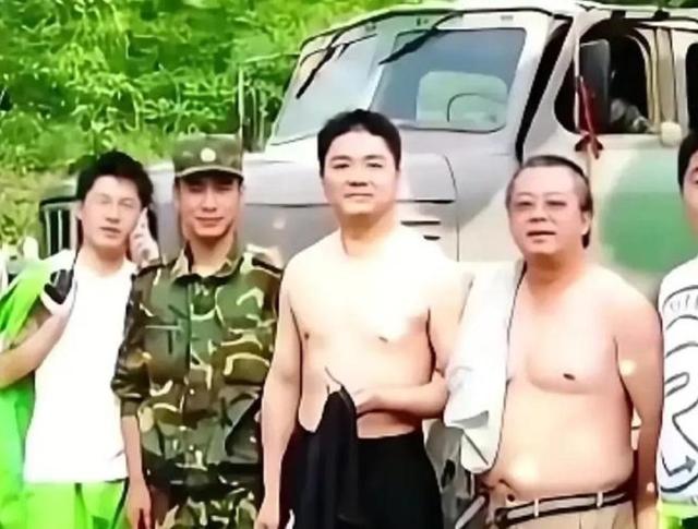 太罕见！京东总裁刘强东回宿迁老家，逛夜市吃路边摊，烟火气十足