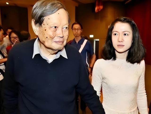 杨振宁追悼会今日举办，离世前状态曝光，摔跤酿祸，翁帆或早察觉