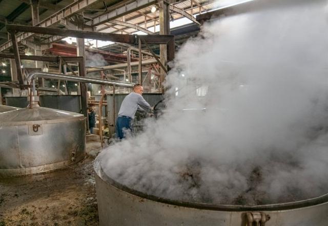 北京4位老教授到内蒙自驾游，点20个菜6瓶茅台，吃完当场砸碎酒瓶