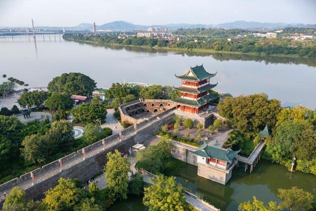 十一中秋长假反向旅游，6个人少景美的宝藏城市，选一个出发