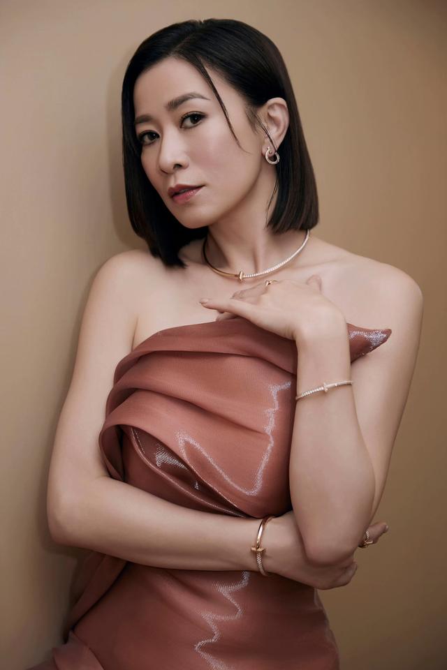 香槟粉单肩礼服太有质感啦～独特的褶皱设计，让裙身充满艺术感