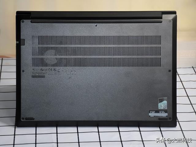 ThinkPad E14 2025 AI元启长续航版测评：全天候续航超轻薄商务本