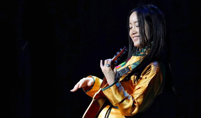 她连上4次春晚，和恩师同居怀孕，被骗流产，51岁依然无人敢娶