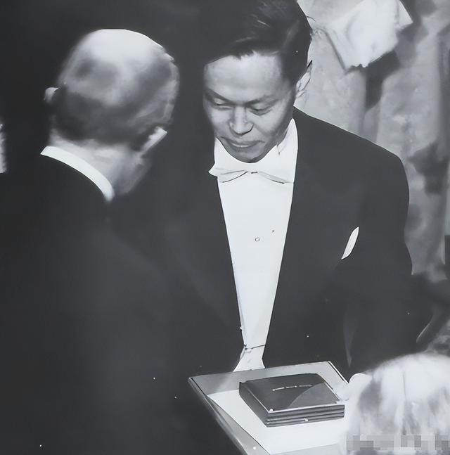 杨振宁去世才2天，令人恶心的一幕出现了，杨振宁助理曾辟谣
