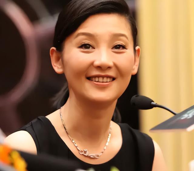 徐帆不再隐忍，高调回应和冯小刚离婚传闻，16字回应字字扎心