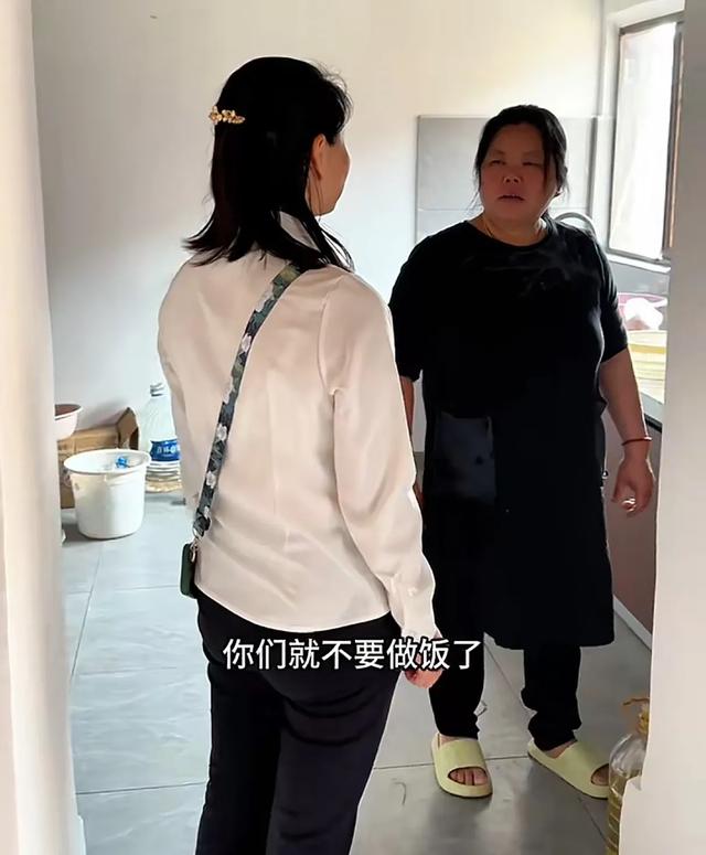 小凤吃饭金哥帮她打伞，婆婆看不下去把伞拿走，评论区炸锅了！