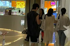 50岁何炅长沙逛街被偶遇，背影年轻像大学生，与女生同框暴露身高图片