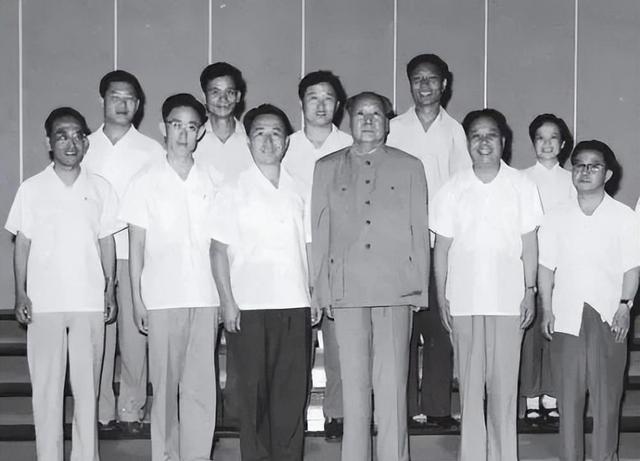 他给毛主席当了26年警卫员，后又保卫华国锋邓小平，如今依然在世
