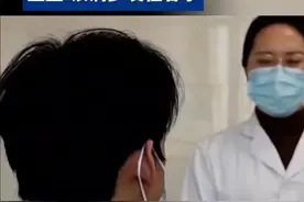 男生患上“桃花癫”，感觉自己很帅，跟全校的女生告白图片