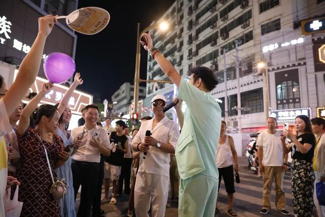 衡阳市雁峰区七夕活动丰富多彩，文艺展演与情歌演唱引人注目