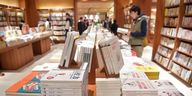书店退潮,年轻人又冲去博物馆买文创了