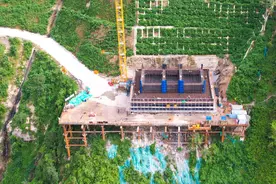 历经42个小时不间断施工 马鹿塘特大桥北岸主墩承台完成浇筑图片