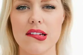 女人在男人面前咬嘴唇代表什么意思？图片