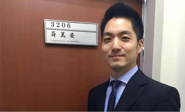 赖清德遭重创，蒋万安将赴大陆，当着100多国的面，董军严厉警告