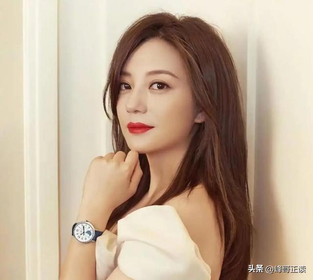 拔出萝卜带出泥！49岁赵薇近况被曝	，原来圈内封杀只是冰山一角