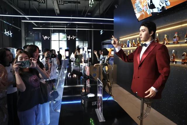 硬核北京 | 2025世界机器人大会“破圈”，工业智能、康养科技… 亦庄上演“机器人总动员”