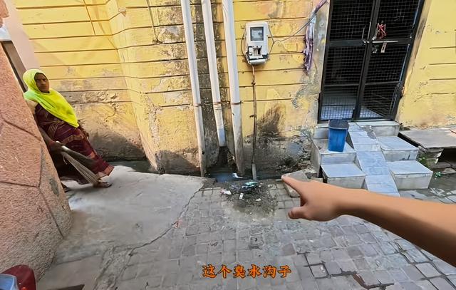 东北小伙闯印度，窜稀5天，参观火葬场发现骨灰撒恒河，恶心坏了