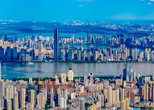 奋进江城,浴火重生的精神丰碑