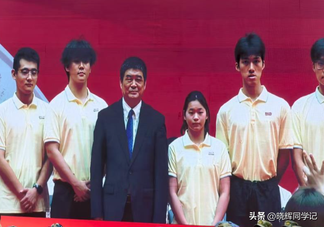 全红婵入学仅4天，担心的事再次发生，官媒：退不退由她自己决定