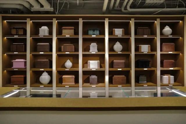 在三里屯逛殡葬店，买到了人生墓碑