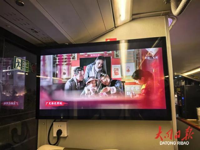 在大同古城里，边K歌边观光，又潮又炫酷