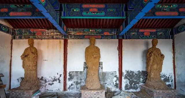 门头沟山顶藏“京西紫禁城”：烂尾十年，荒草里立金瓦大殿