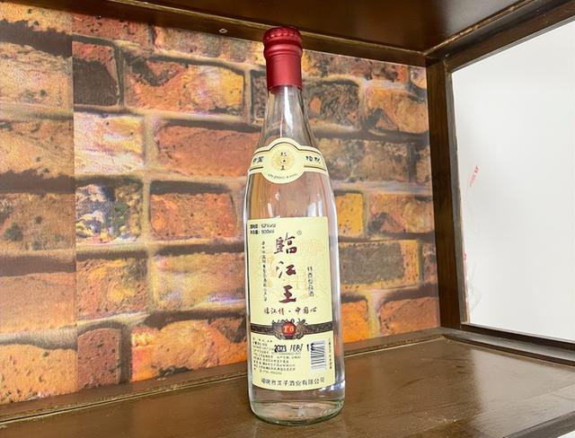 胖东来“自由爱”热卖后，又一白酒杀疯了！100%纯粮仅售128元