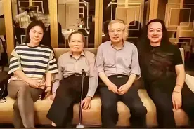 103岁杨振宁近照曝光，身体萎缩仍精神抖擞，翁帆49岁也渐渐发福图片