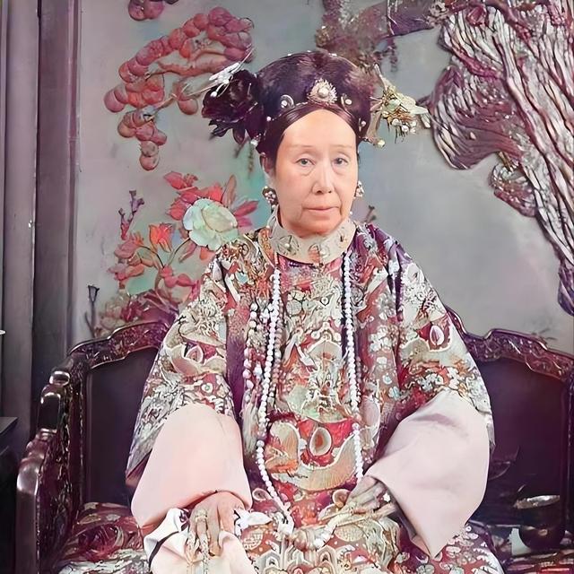 清朝灭亡后，李莲英姐姐才敢说出实情：慈禧其实不是病死的！