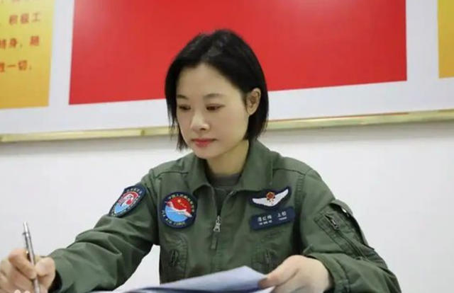 阅兵女机长身份曝光！私生活被扒牺牲太大，老公不简单，央视点名