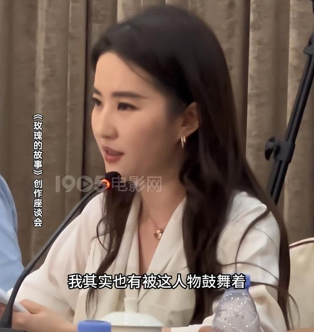 央视镜头，刘亦菲在发光，杨幂赵丽颖扛住了，辛芷蕾素颜美的扎眼
