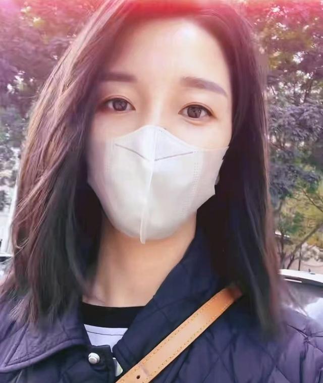 女民兵领队王媛回家了！生活照好漂亮，生育3娃，老公急着晒合影