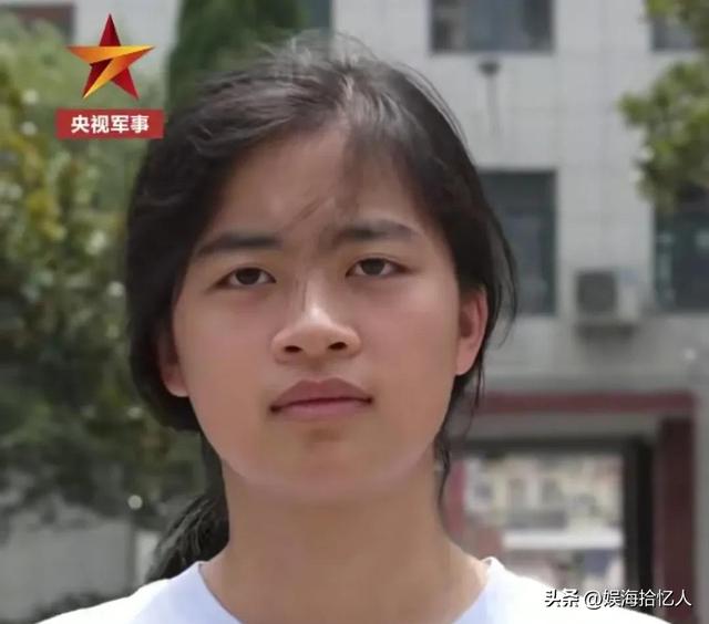 比清北分量还重的通知书！两美女飞行员亲自护送，整条街都知道了